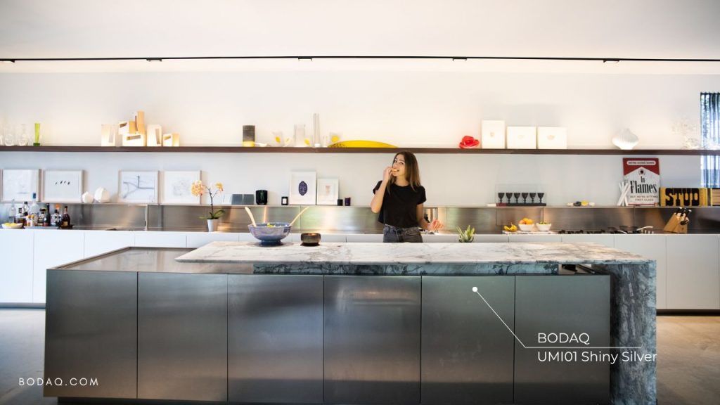 Metal finishes on the kitchen island. UMI01 Shiny SIlver